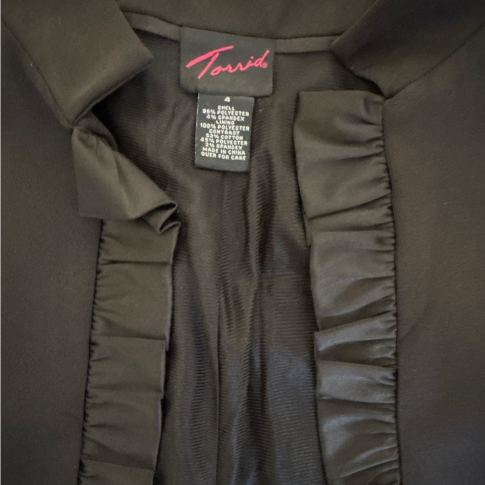 Torrid Plus Size 4 Black Cropped Bolero Shrug Jacket Coat Ruffled Trim Like New - Picture 2 of 3
